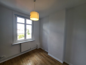 Photo de galerie - Rénovation complète avec préparation des supports, deux couches d’enduit, ponçage soigné, deux couches de peinture blanche et création d’un panneau vert. Finition classe A pour un rendu haut de gamme, lisse et impeccable.