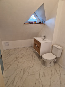 Photo de galerie - Création d'une salle de bain complète 
( placo-platre + bandes de placo + plomberie + électricité + pose du sol stratifié)