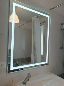 Photo de galerie - Installation de miroir avec lumière
