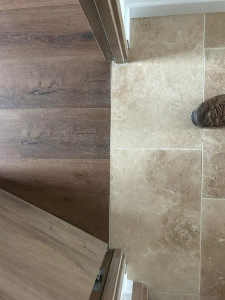 Photo de galerie - Jonction travertin sol vynile Coretec 