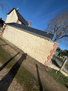 Photo de galerie - Restauration façade en pierre, jointes de pierre apparente ainsi que pilier en briques 