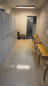 Photo de galerie - Entretien et remise en propreté d’un vestiaire professionnel.