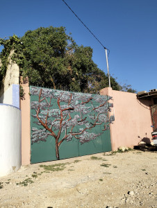 Photo de galerie - Habillage, en relief, d'un portail en métal,  façon 