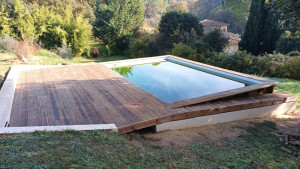 Photo de galerie - Réalisation d'une terrasse en bois autour d'une piscine