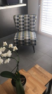 Photo de galerie - Restauration d'un fauteuil style vintage. 
Remplacement de l'ancien tissu par un plus actuel en harmonie avec votre intérieur.