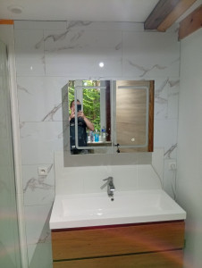 Photo de galerie - Pose de plaques pvc armoire vasque etc 