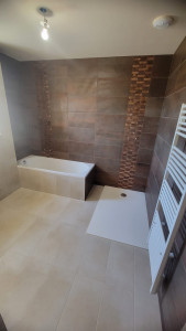 Photo de galerie - Rénovation de salle de bain
pose de carrelage 
et creation baignoire