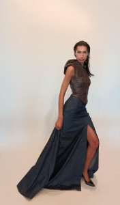 Photo de galerie - Armure en cuir et jupe en denim