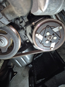 Photo de galerie - Remplacement courroie d'accessoires + vidange huile, vidange miquide de refroidissement, remplacement filtre à huile et filtre à gasoil et remplacement du capteur de position du vilebrequin sur une Citroën C3 de 2007 1L4 HDI