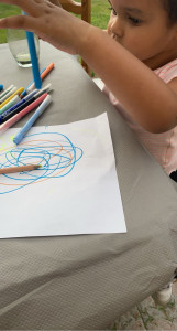 Photo de galerie - Baby sitting d’une enfant de 3 ans. Activité manuelle : le dessin. 