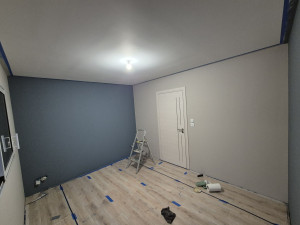 Photo de galerie - Salle de jeux , peinture et parquet.
