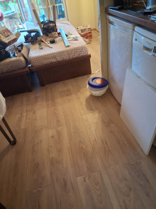 Photo de galerie - Pose d'un parquet flottant stratifié.