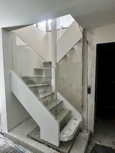 Photo de galerie - Pose d’un escalier et garde corps en verre 