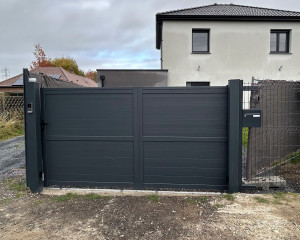 Photo de galerie - Pose complètes portail coulissant.
Visiophone, photocellule,gyrophare.
Motorisation complète Somfy. 