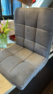 Photo de galerie - Nettoyage de chaise de bar ( certaines tâches étaient trop incrustée)