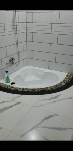 Photo de galerie - Realisation complète de la salle de bain : Pose carrelage, faience,granite plomberie.