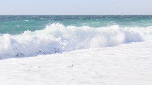 Photo de galerie - Vague déferlant sur la plage