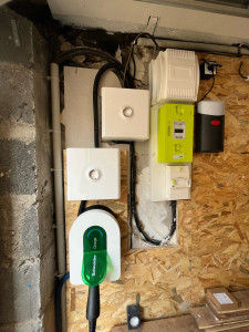 Photo de galerie - Installation d’une borne de recharge triphasé Schneider 22kW.  Nous avons réalisé l’installation d’une borne de recharge triphasé Schneider 22kW afin de permettre la recharge sécurisée et optimisée d’un véhicule électrique Volvo xc90 T8 18.8kWh.