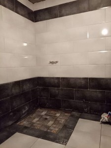 Photo de galerie - Remise au goût du jour d'une salle de bain :
pose de carrelage et de faïences 