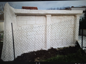 Photo de galerie - Façade en structure métallique et enduit paysager sculpté pour abri à bois 
