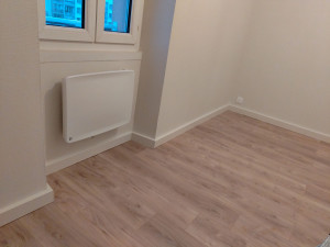 Photo de galerie - Pose parquet et plinthes 