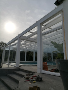 Photo de galerie - Fabrication d'une pergola couverte et fermée au dessus d'une piscine
