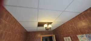 Photo de galerie - Plafond 600*600 en dalle sur ossature métallique. 