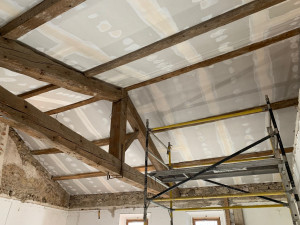 Photo de galerie - Création d’un plafond rampant entre poutres 