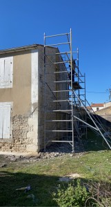 Photo réalisation - Artisan tout corps d'état - Rénovation - MVR BAT’ - La Ronde : Nettoyage Toiture + piquage Pignon et façade + rejointoiement des pierres.