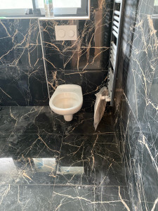 Photo de galerie - Pose de carrelage dans la salle de bain et installation de toilettes