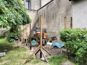 Photo de galerie - Aménagement d'un jardin. Avec pose de poteaux en 70x70.