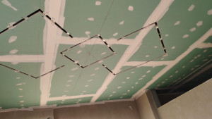 Photo de galerie - Réalisation d'un faux plafond en placo avec création de caissons décoratifs et intégration d'éclairage LED. Travail soigné de pose, jointoiement et finitions.