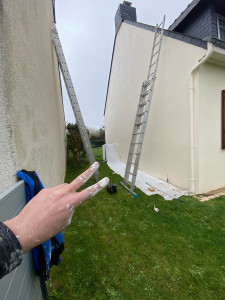 Photo de galerie - Nettoyage d une façade ( Pignon )avec le produit et une bonne pression de l eau et de 2 couches de pinture fissure répare 