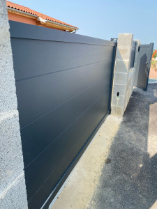 Photo de galerie - Pose portail coulissant avec motorisation 