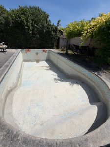 Photo de galerie - Démolition des goussets du fond de piscine, reprise au mortier hydrofuge et création d'angles à 90° sur l'ensemble des raccords fond/parois.