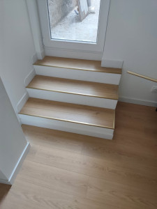 Photo de galerie - Pose de parquet, plus marche et baguette de finition, ainsi que les plaintes avec finition silicone