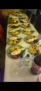 Photo de galerie - Création de buffets dînatoires et découpe artistique de fruits frais (ananas décorés) prêts pour le service lors de vos événements