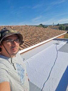 Photo de galerie - Nettoyage toiture tuiles et pose membrane pvc armée 