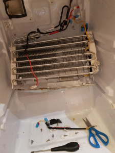 Photo de galerie - Remplacement resistance de degivrage avec sonde et fusible sur frigidaire ventilé nofrost 