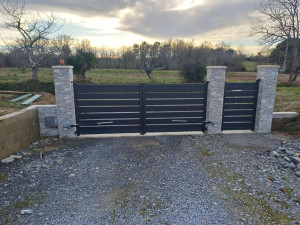 Photo de galerie - Pose parement poteau et d'un portail avec portillon