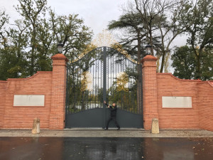 Photo de galerie - Le portail du château de la Garrigue 