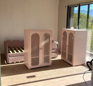 Photo de galerie - Montage de deux petite armoire et du lit pour une petite fille