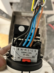 Photo de galerie - Installation d’un détecteur de présence maître 