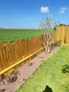 Photo de galerie - Pose d’une clôture Bois effet des structuré avec habillage en bois du muret