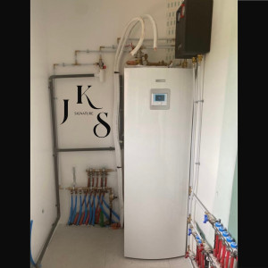 Photo de galerie - Installation d’une pompe à chaleur mixte avec réseau hydraulique complet. Solution moderne et performante pour chauffage et eau chaude, réalisée avec un travail soigné et conforme aux normes.