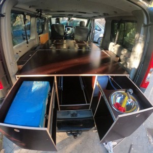 Photo de galerie - Aménagement sur mesure d'un camion, lit 190x120, module comprennant 3 tiroirs.
