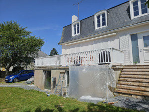 Photo de galerie - Mise en peinture d'une rambarde en bois
