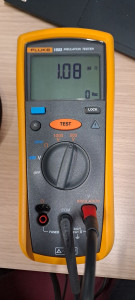 Photo de galerie - Suite à une panne d’éclairage dans un appartement (dans 5 pièces), identification de l’éclairage à la source dj problème. Puis vérification avec un test d’isolement du luminaire pour identifier la panne (neutre et terre en contact)