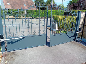 Photo de galerie - Peinture des murs, du bois, des portes et fenêtres extérieures, espace extérieur 