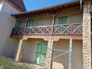Photo de galerie - Rénovation balcon en bois 
aerogommage,ponçage 
reprise et traitement au lasure 